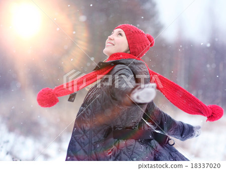 happy girl winter snow runs happy girl winter snow runs 18337020