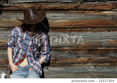 young girl in a cowboy hat 18337364