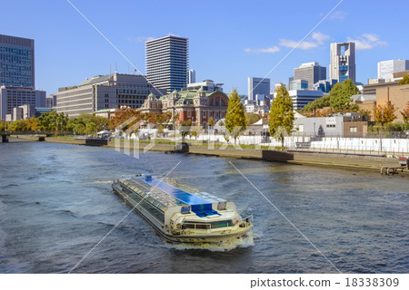 Water bus that goes to Nakanoshima Park in autumn 18338309