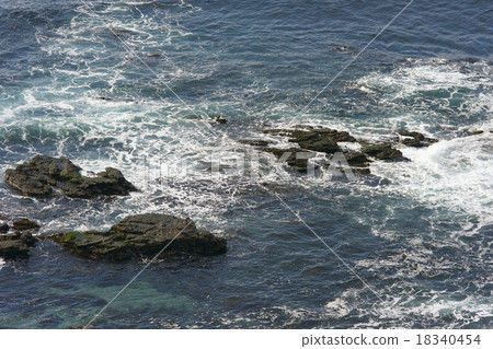 Rocky areas and waves of Jokeshima, Awazaki (Miura City, Kanagawa Prefecture) Rocky areas and waves of Jokeshima, Awazaki (Miura City, Kanagawa Prefecture) 18340454