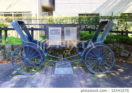 在八幡橋的人力車 18341078