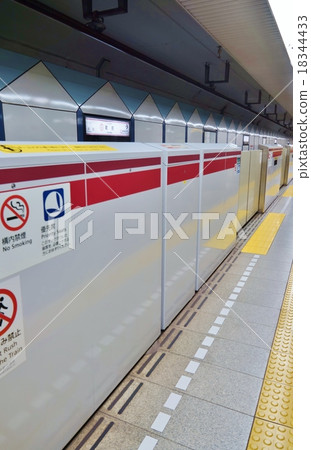 Public Traffic Safety Image · Home of the Oedo Line Kuramae Subway Station and Mobile Type Home Fence · Vertical Position 18344433