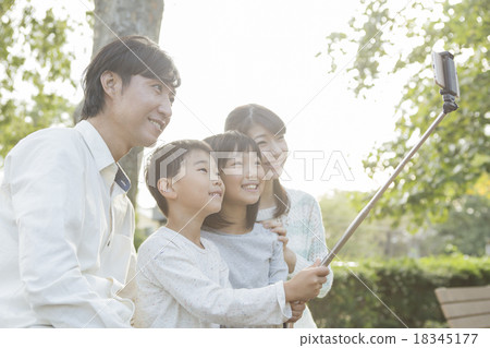 兩代家庭全家出遊 18345177