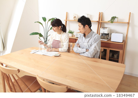 一對年輕夫婦 一對年輕夫婦 18349467