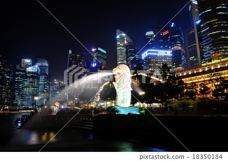 新加坡濱海灣和魚尾獅的高層建築 新加坡濱海灣和魚尾獅的高層建築 18350184