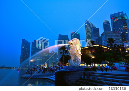新加坡濱海灣和魚尾獅的高層建築 新加坡濱海灣和魚尾獅的高層建築 18350186