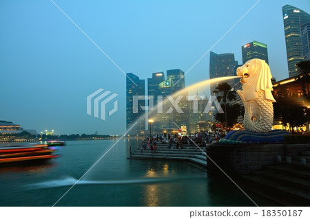 新加坡濱海灣和魚尾獅的高層建築 新加坡濱海灣和魚尾獅的高層建築 18350187