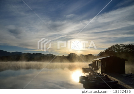 湖的日出 18352426