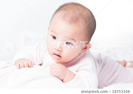 Adorable Asian baby 4-5 months old on white bed Adorable Asian baby 4-5 months old on white bed 18353108