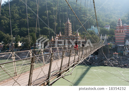 Lakshman-Jühler橋在印度里希克實 Lakshman-Jühler橋在印度里希克實 18354232