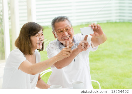 Senior couple image 18354402