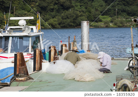 Fisherman who patronizes the net 18355920