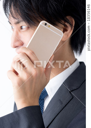 一個年輕的商人（智能手機 18356146