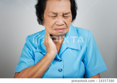 Sore throat senior woman Sore throat senior woman 18357380