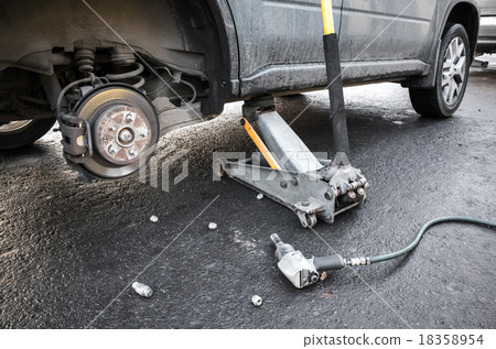 Replacing wheels on a car, jack holds the body 18358954