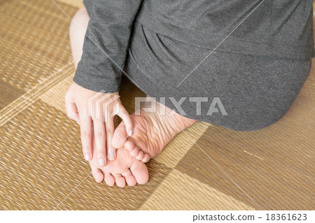 Business woman with leg numbness 18361623