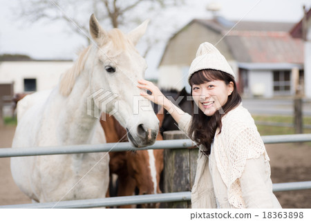 Horse women 18363898