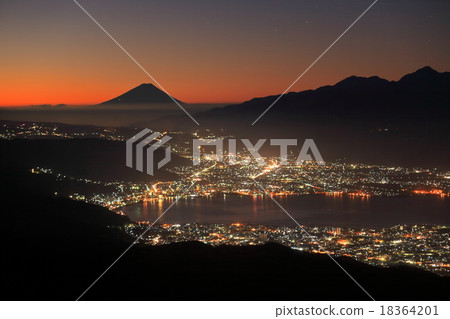 Su訪湖夜視圖從高Borch山和南阿爾卑斯山，富士山的遙遠的看法 18364201