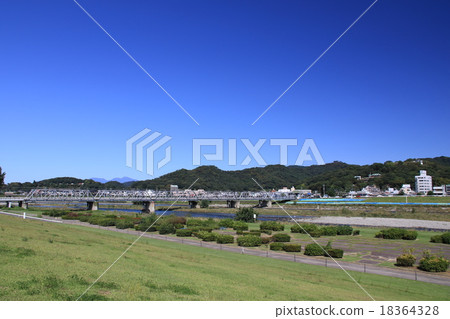 Watarase橋橫跨Watarase河 Watarase橋橫跨Watarase河 18364328