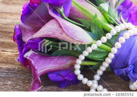 Calla lilly and eustoma flowers 18365552