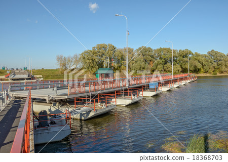 Movable floating bridge 18368703