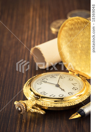 old pocket watch on wood old pocket watch on wood 18369048