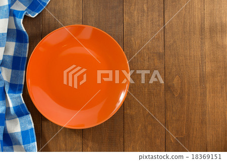 empty plate on wood empty plate on wood 18369151