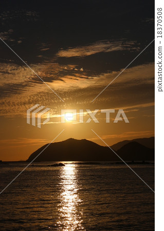 Sunset seen from Sukumo prefectural natural park (vertical) Sunset seen from Sukumo prefectural natural park (vertical) 18370508