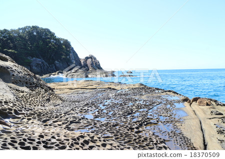 The Pacific Ocean and the Strange Rock seen from the surreptitious coast The Pacific Ocean and the Strange Rock seen from the surreptitious coast 18370509