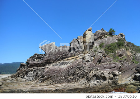 The strange rocks of the surreptitious coast The strange rocks of the surreptitious coast 18370510
