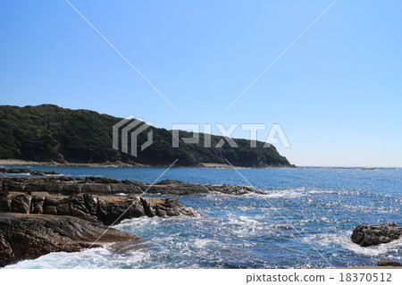 從神秘海岸的折疊岩石附近景觀 從神秘海岸的折疊岩石附近景觀 18370512