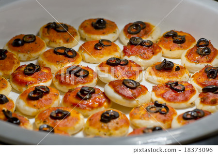 round meat pies with topping black olive sliced  18373096