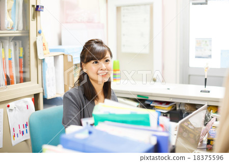 補習班 女生 女孩 18375596