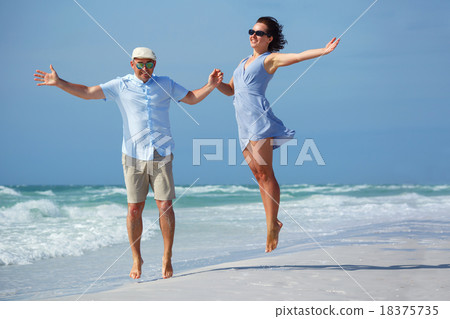 Young couple having fun at tropical beach, Siesta 18375735