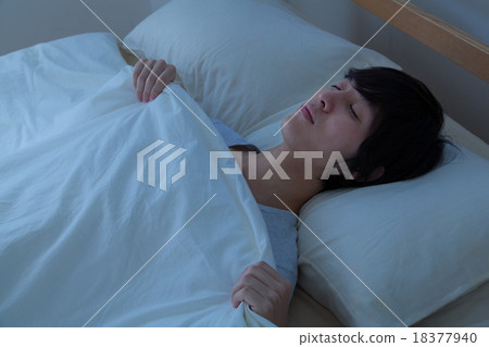 一個年輕人睡得很香 18377940