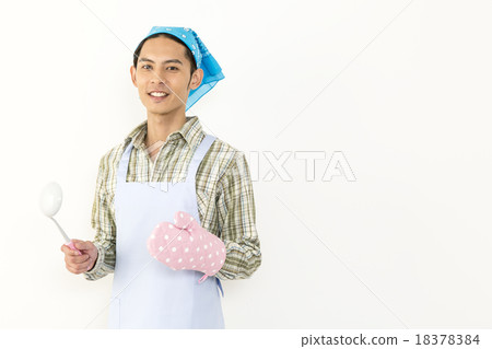 A young man who has cooking and cooks images A young man who has cooking and cooks images 18378384