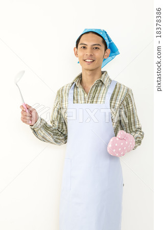 A young man who has cooking and cooks images 18378386