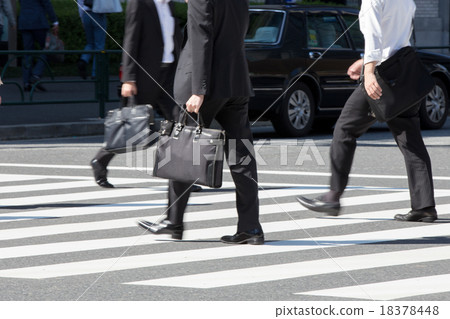 Commuter landscape (businessman) 18378448