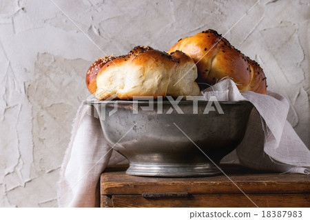 Round Challah bread 18387983