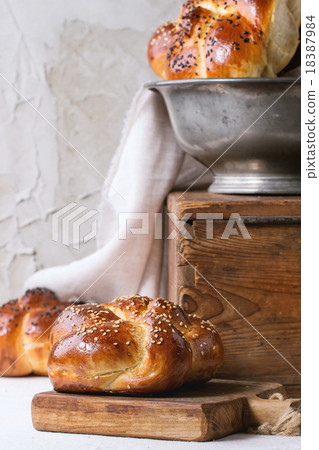 Round Challah bread 18387984