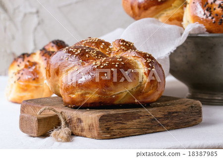 Round Challah bread 18387985