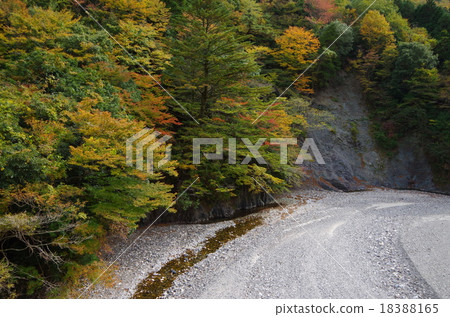 在山的風景在日本_秋葉 18388165