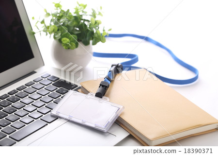 個人電腦和筆記本和身份證持有人 18390371