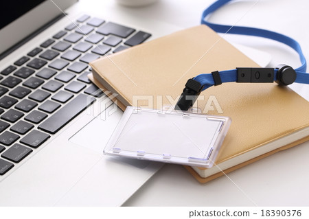 個人電腦和筆記本和身份證持有人 18390376