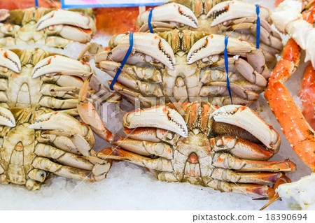 Whole large crabs in Pike place market Whole large crabs in Pike place market 18390694