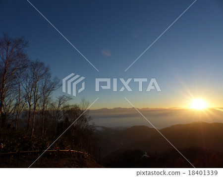 雲海和傳統光從Ena山 18401339