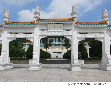 Taiwan National Palace Museum entrance gate 18404243