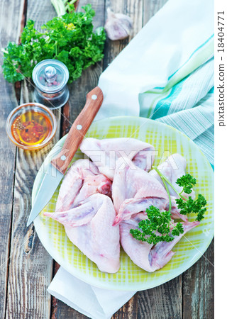 raw chicken wings 18404771
