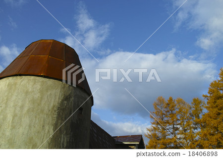 筒倉和秋天的天空 18406898