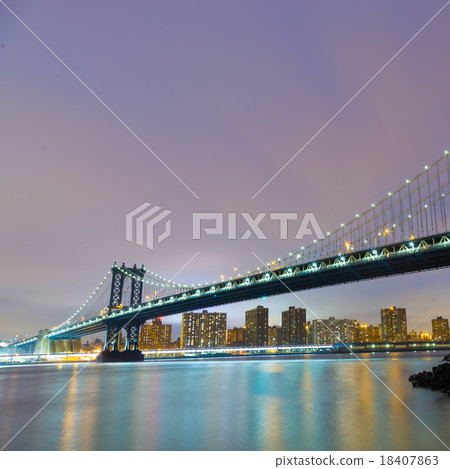 Manhattan bridge at dusk, New York City. 18407863